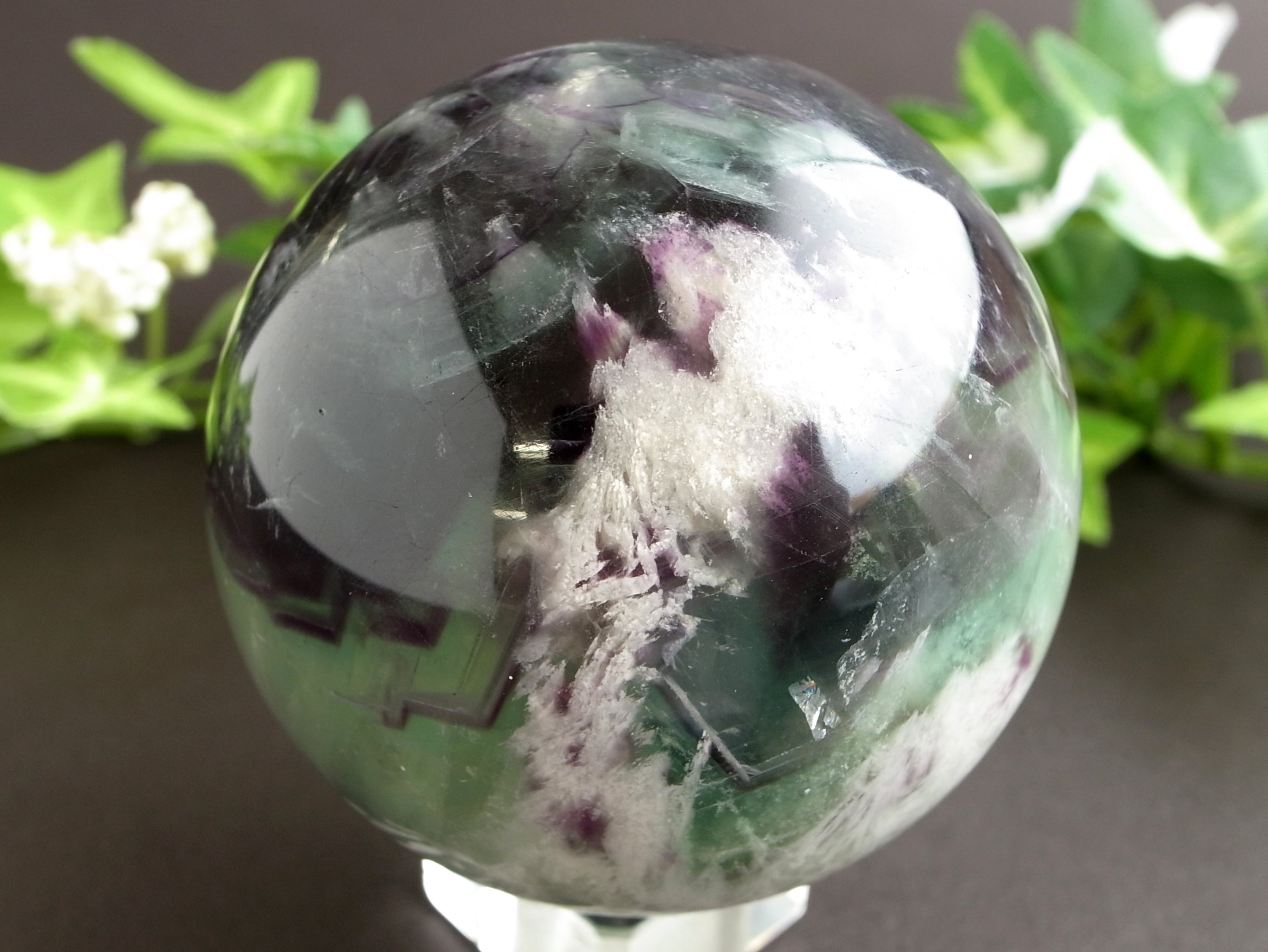 まるで美しい天使の羽 エンジェルフェザーインフローライト 丸玉 台座付き 直径約57mm 重さ約326g 唯一無二の神秘的模様 癒しの石 石花蛍石