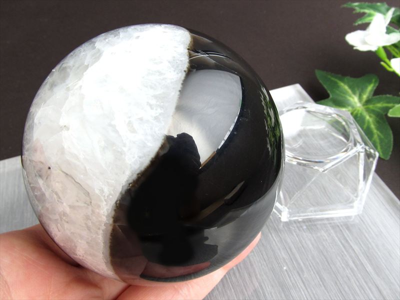 オニキスと水晶の共生石 ブラックオニキス(黒瑪瑙)水晶共生 丸玉 台座付き 直径73mm 重さ537g 陰陽調和 陰と陽2つのパワーを持った天然石