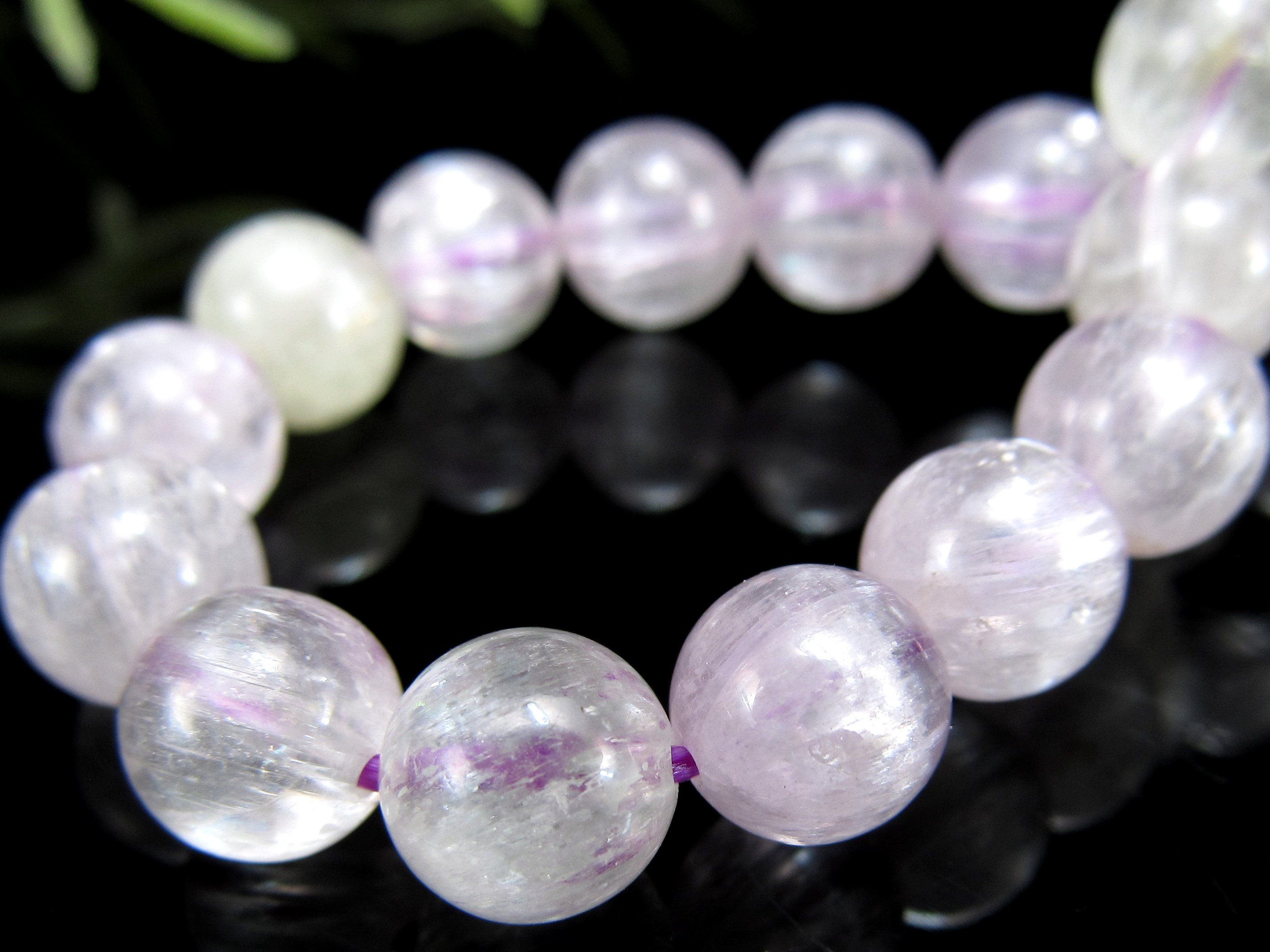 4A+ 透明ライラックピンク クンツァイト ブレスレット 7.5mm-8mm×24珠 きらりと目を引くキャッツアイ効果も キラキラ反射 リチア輝石 新しい9月の誕生石