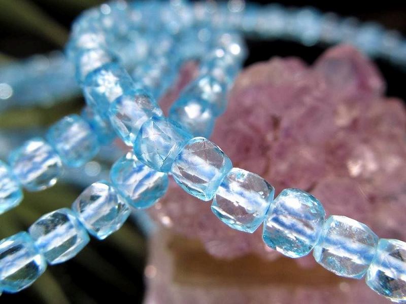 ブルートパーズ キューブカット ブレスレット 約3mm-3.5mm×58珠前後 キラキラキューブカット 爽やかソーダブルーカラー 神の領域と繋がる石 11月の誕生石