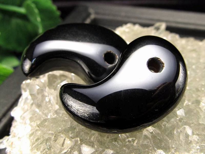 1個売り Lサイズ オニキス勾玉 まがたま 縦約30×横約17mm ブラジル産