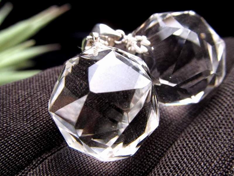 キラキラカット 水晶カット ペンダントトップ タイプA 石サイズ縦約18mm 1個売り ラグジュアリー仕上げ 全てを浄化し活性化させる万能ストーン Silver925