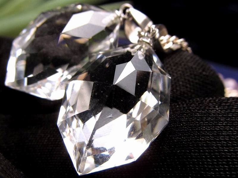 キラキラカット 水晶カット ペンダントトップ タイプE 石サイズ縦約22mm 1個売り ラグジュアリー仕上げ 全てを浄化し活性化させる万能ストーン Silver925