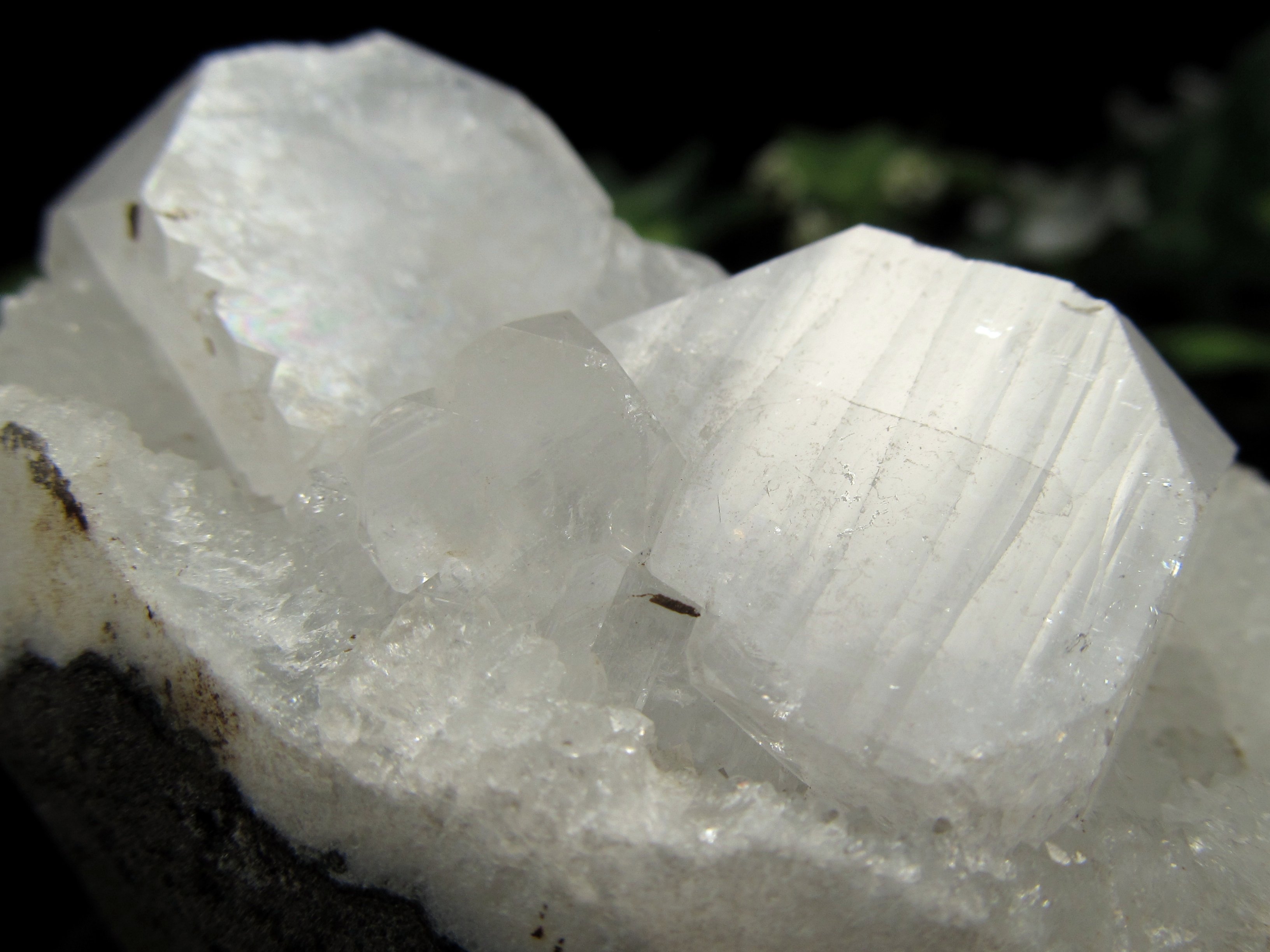 魅惑のアジャンタ アポフィライト クラスター原石 最大幅約114mm 重さ約596g 第三の目を開く 強力な浄化の石 ゼオライトグループの結晶鉱物 天使の水晶