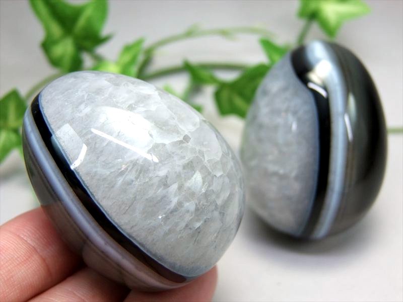 水晶半分を厳選 天眼メノウ エッグ型 置物 高さ約50mm 90g-100g前後 1個売り 魔除け・厄除けに めのう メノウ ブラジル産
