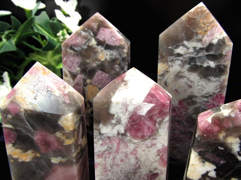 まるで梅の花模様 ユニコーンストーン オベリスク 1個売り 重さ約30g-50g タワー置物 古代エジプト太陽神の象徴 偉業の象徴 レピドライト ピンクトルマリン