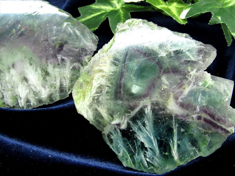 天使の羽根入り エンジェルフェザー フローライト プレート原石 1個売り 重さ約160g-190g 天才の石 蛍石 インテリアに アメリカ産