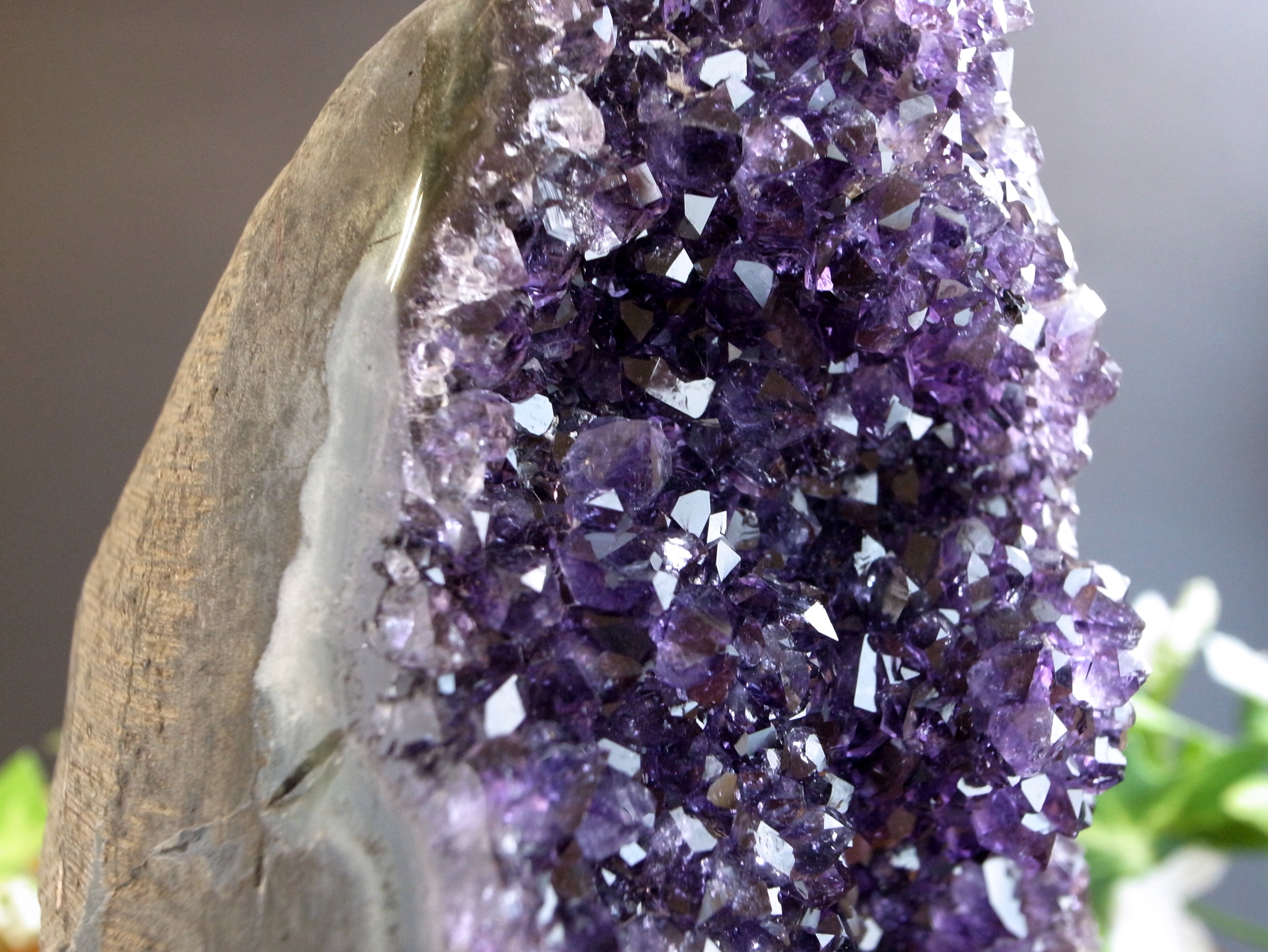 S級 深く透き通るパープル アメジスト クラスター スタンドタイプ 台座込みの高さ139mm 重さ820g 愛の守護石 紫水晶 専用木製台座付き 1点物 ウルグアイ産