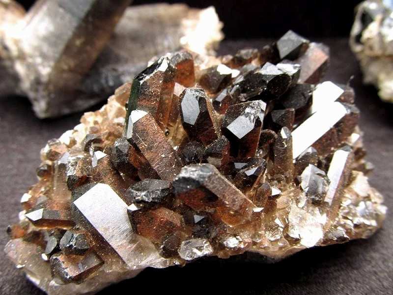 黒水晶 モリオン &スモーキークォーツ 煙水晶 クラスター原石 1個売り 重さ約300g-350g 最強の魔除け・邪気払いの石 大自然の力強さ ブラジル