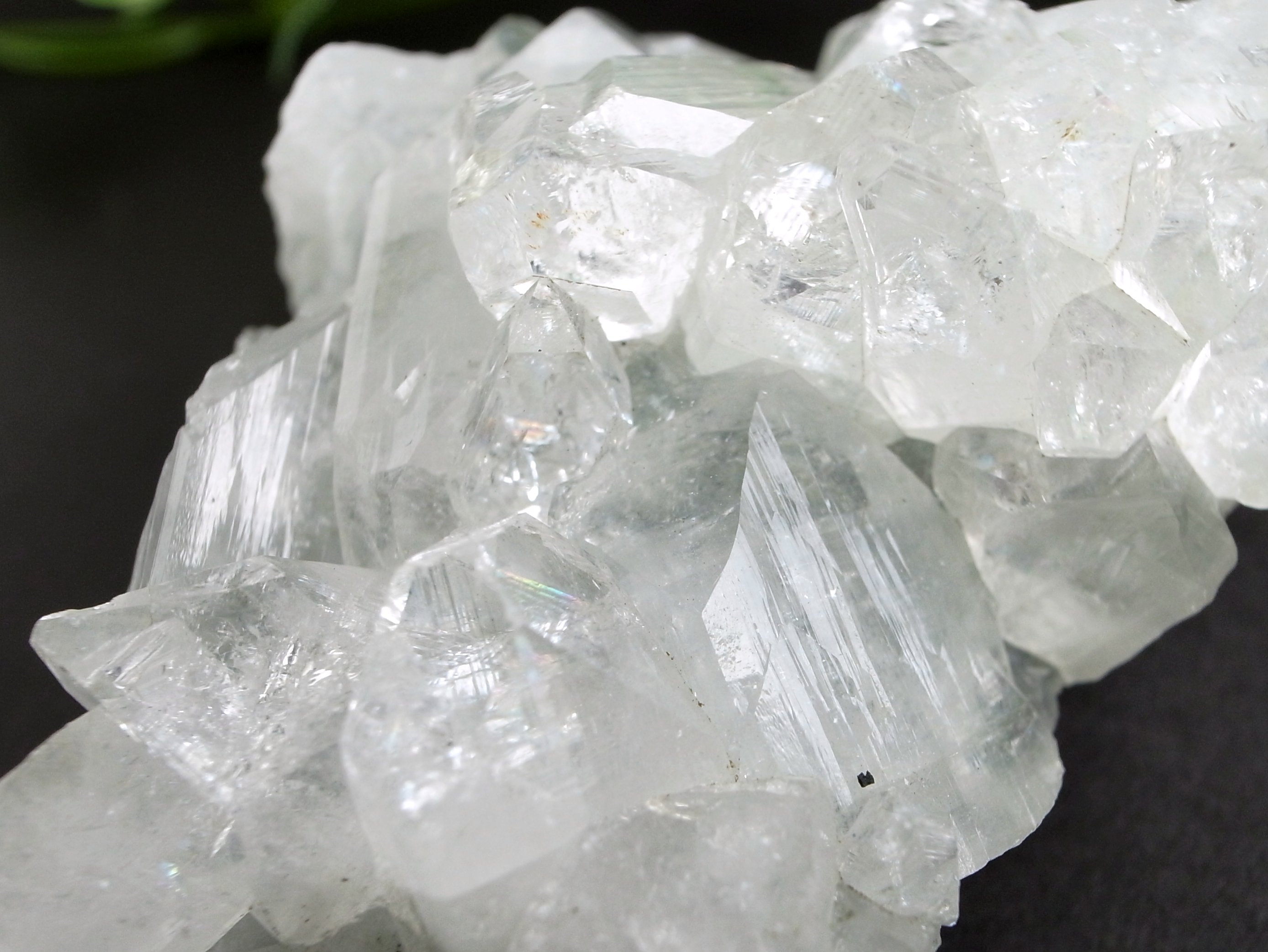 虹入り 別格品質 アポフィライト 魚眼石 クラスター原石 最大幅74mm 重さ132g 麗しい結晶群 直観力や洞察力を高める石 天使の水晶 第三の目を開く 点もの