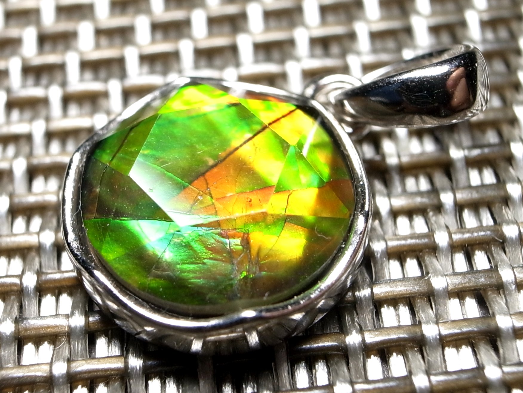 店頭展示中 生物起源の宝石 5A アンモライト 六芒星型 ペンダントトップ 石部分直径10mm 幸運を呼び込む石 Silver925 一点もの カナダ産