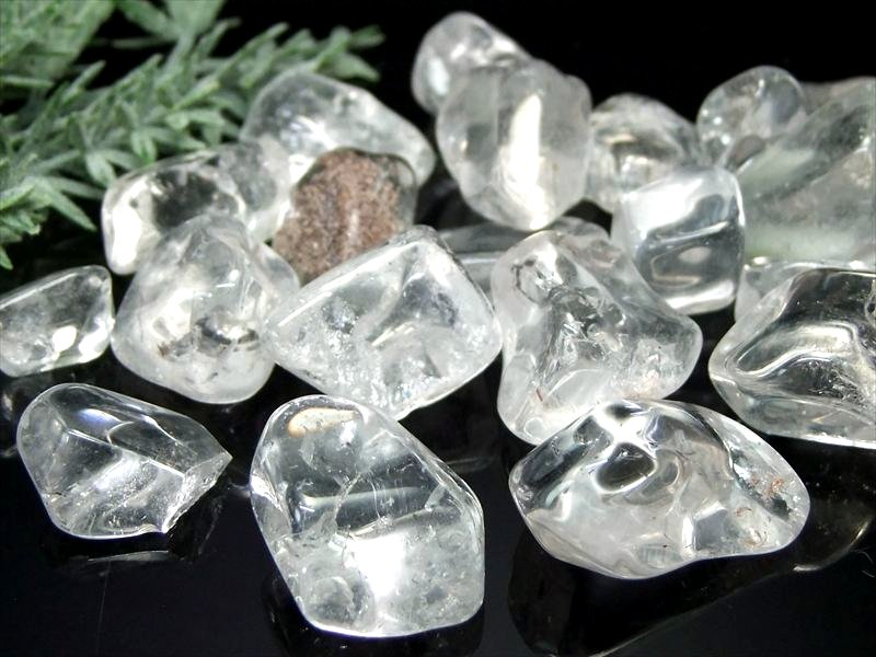 透明 天然水晶 磨き タンブル 100gセット 1袋約13-20個入り 純粋と浄化を象徴する万能パワーストーン お守り・ペンダントの作成・瞑想にも ブラジル産
