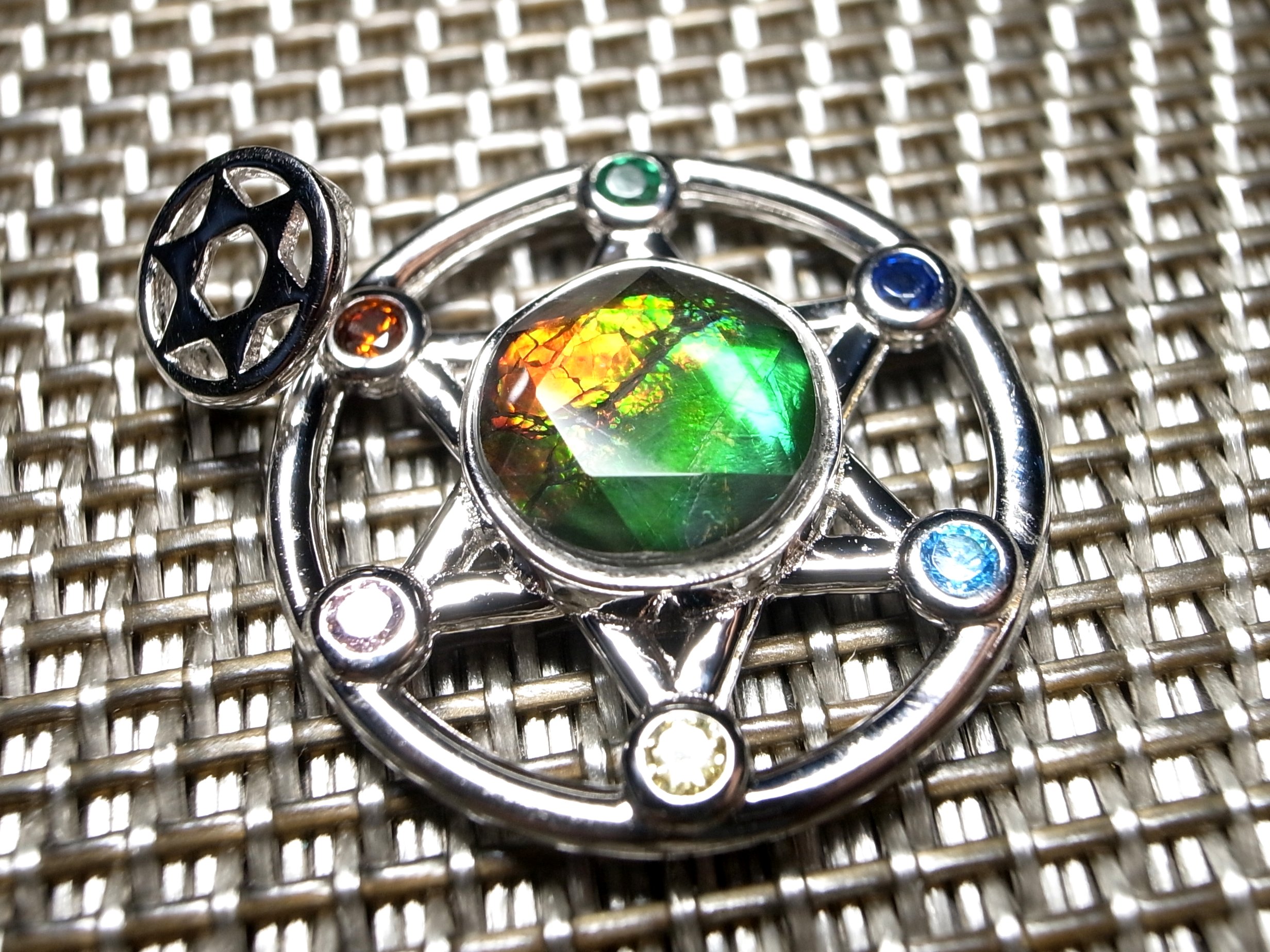 激レア 5A アンモライト 六芒星&チャクラタイプ ペンダントトップ 外径20mm 石直径8mm 生物起源の宝石 幸運を呼び込む石 一点もの カナダ産