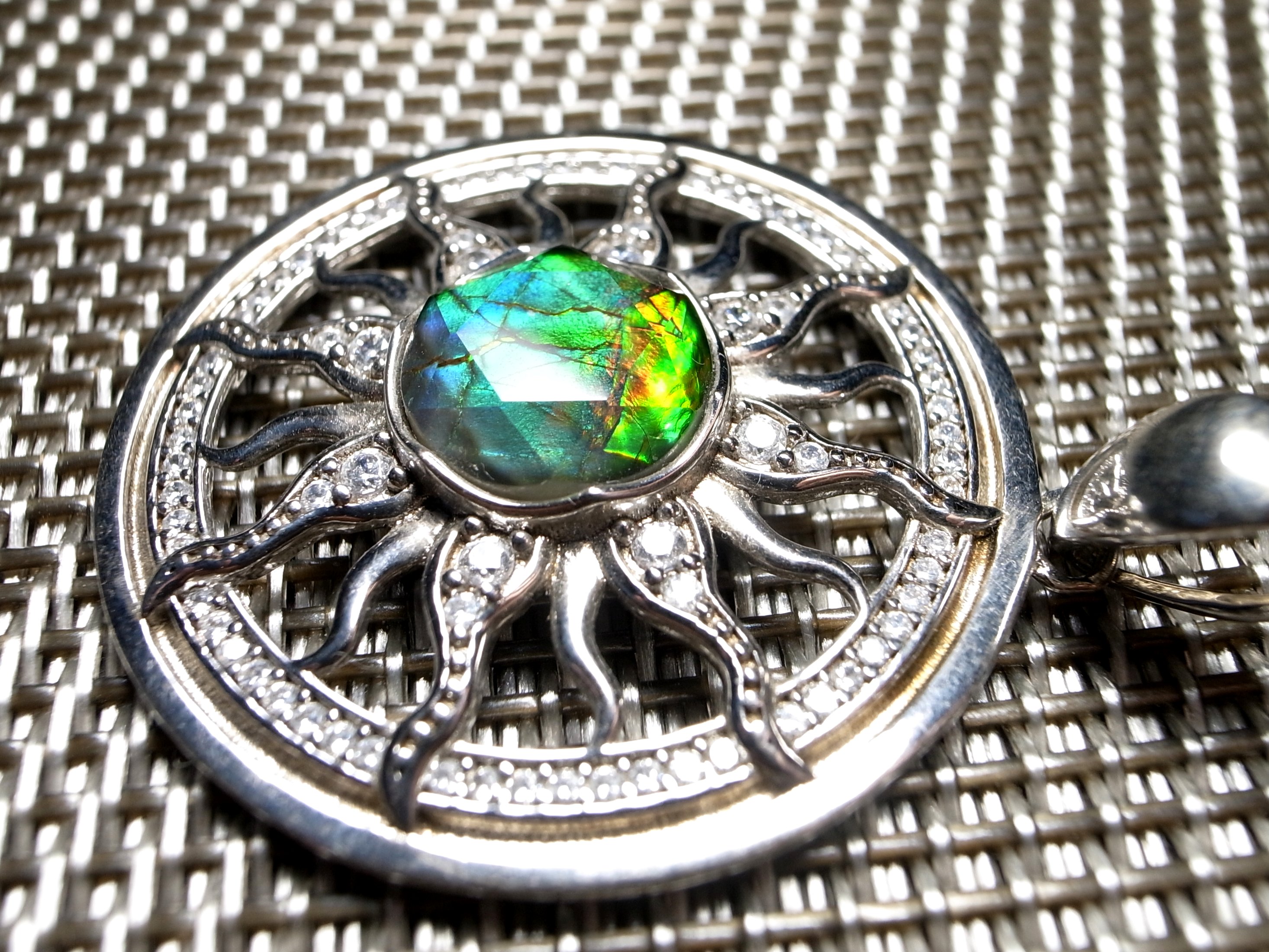 店頭展示中 次回入荷未定 5A アンモライト 太陽モチーフ ペンダントトップ 外径32mm 石直径10mm 幸運を呼び込む石 一点もの silver925 カナダ産