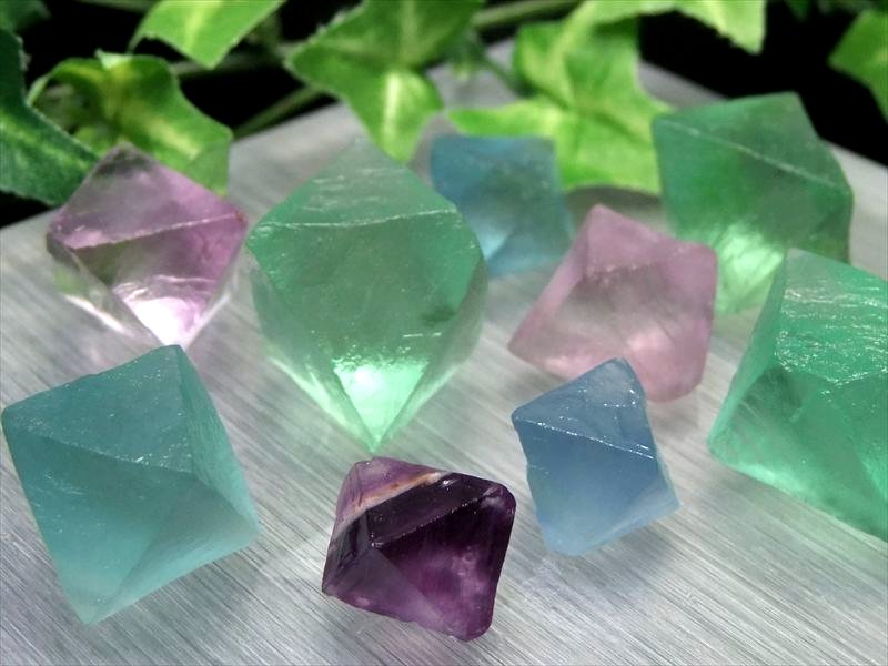 わくわくのサイズMIX 4A つやつや フローライト 8面体結晶 MIXカラー 50gセット 幅約6mm-25mm パープル&グリーン、希少なブルーカラーも 中国 浙江省産 sa-s