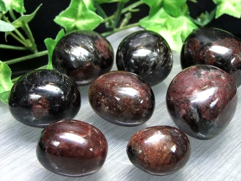 ガーネットインヌーマイト タンブル 詰め合わせ 一袋100g 約3-5個入り 1月の誕生石 希少なガーネットとヌーマイトの共生