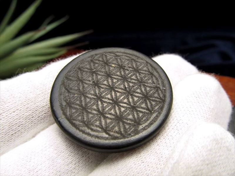 神聖幾何学デザイン シュンガイト シュンガ石 フラワーオブライフ プレートシール 幅約30mm×厚み約2.5mm前後 地球上で唯一の天然フラーレンを含む希少鉱物