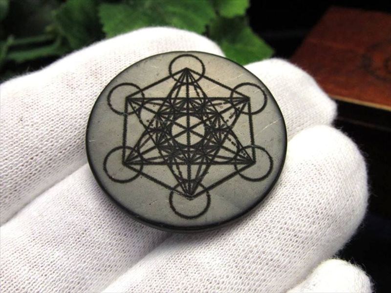 神聖幾何学デザイン シュンガイト シュンガ石 メタトロンキューブ プレートシール 幅約30mm×厚み約2.5mm前後 地球上で唯一の天然フラーレンを含む希少鉱物