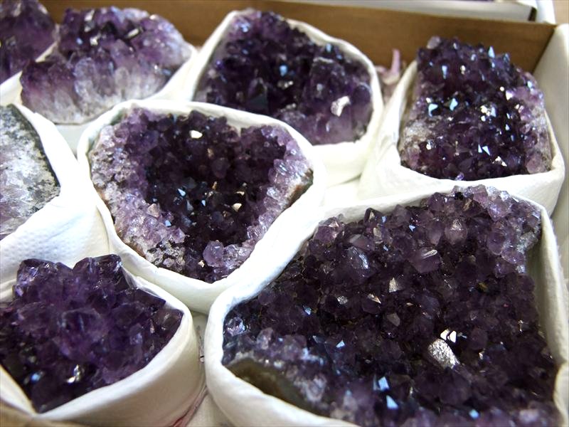 限定3箱 濃厚ウルグアイ産お得セット 4A アメジスト クラスター フラットタイプ 1箱平均約1400g 約10個前後入り 箱サイズ約26cm×16cm 美結晶 愛の守護石