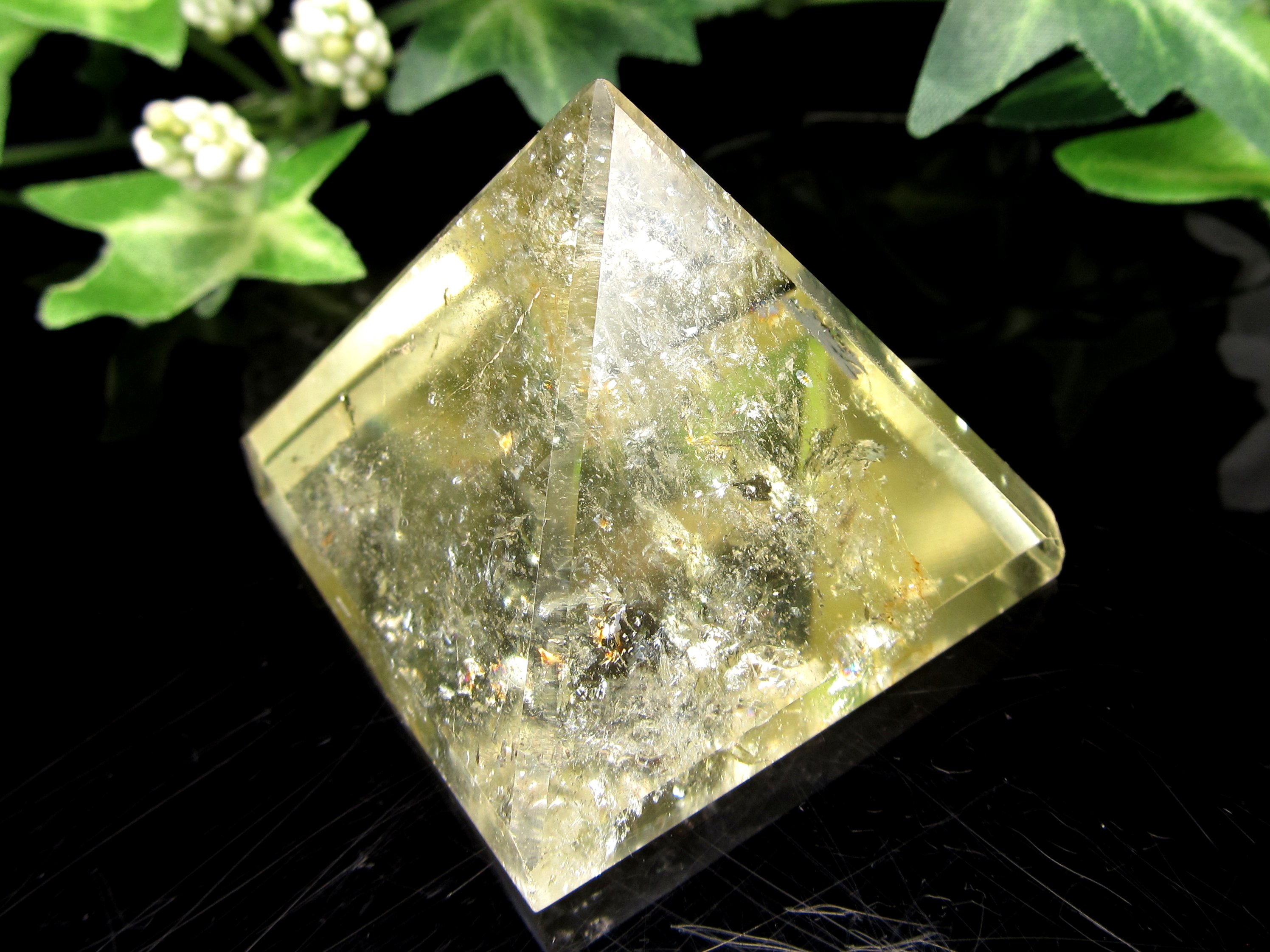 虹入り シトリン ピラミッド 重さ69.4g 底面の一辺 約41mm 超透明 ピラミッドパワー 天然石 ピラミッド置物 1点もの ブラジル産 パワーストーン 天然石