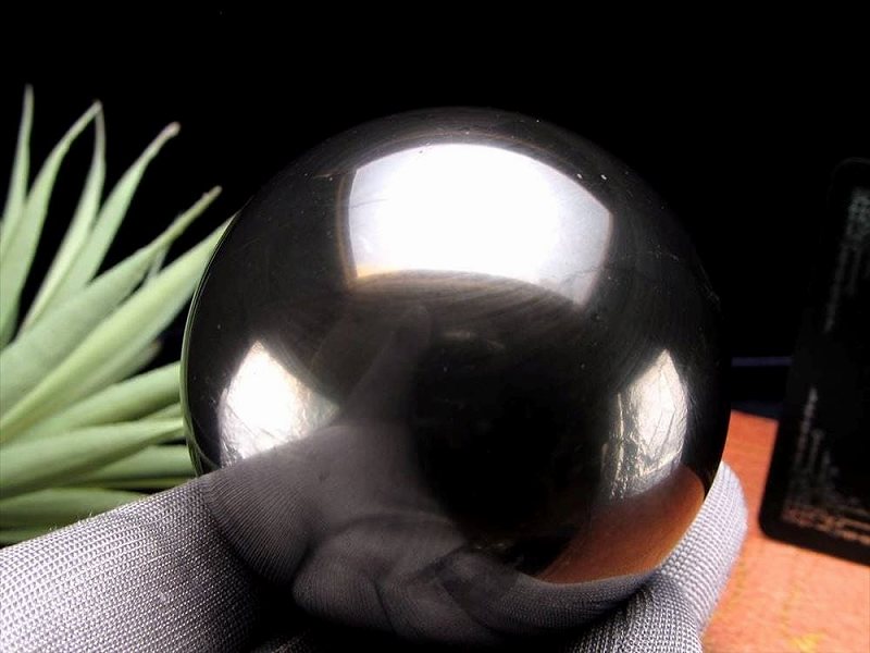 Mサイズ シュンガイト 丸玉 直径約50mm-55mm 1個売り 独特の艶黒光沢 地球上で唯一の天然フラーレンを含む希少鉱物 ギャランティカード付属 カレリア共和国産