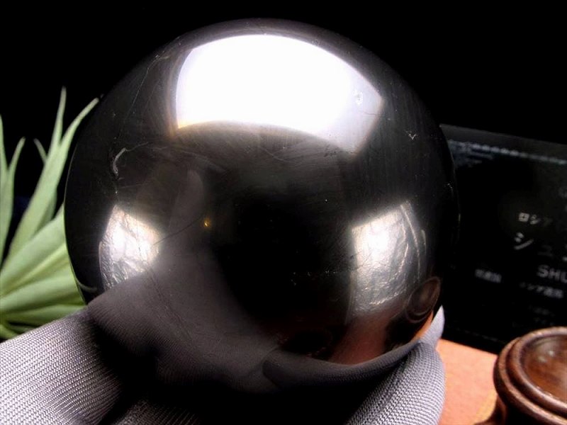 Lサイズ シュンガイト 丸玉 直径約70mm-75mm 1個売り 独特の艶黒光沢 地球上で唯一の天然フラーレンを含む希少鉱物 ギャランティカード付属 カレリア共和国産