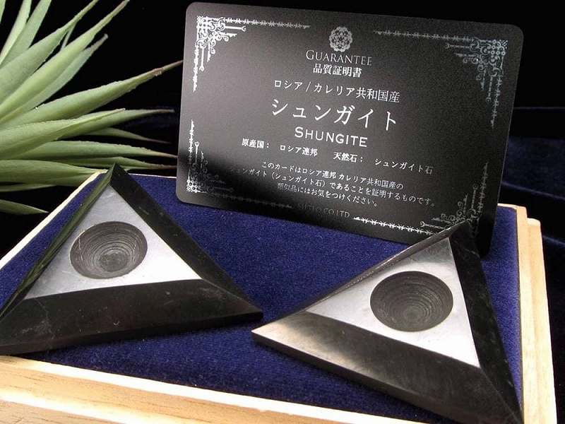 シュンガイト 丸玉用 台座 最大幅約5.5cm-6cm 1個売り 世界で唯一のフラーレンを含む鉱物 天然石丸玉用 ギャランティカード付属 カレリア共和国産