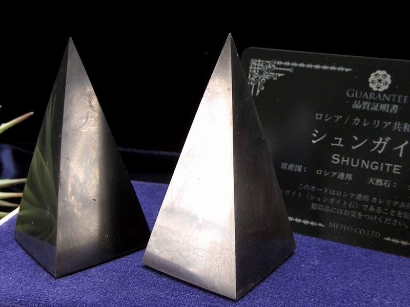 艶ありタイプ Sサイズ シュンガイト 鋭利なピラミッド置物 高さ約5.5cm-6cm×幅約2.5cm-3cm 1個売り 地球上で唯一の天然フラーレンを含む希少鉱物