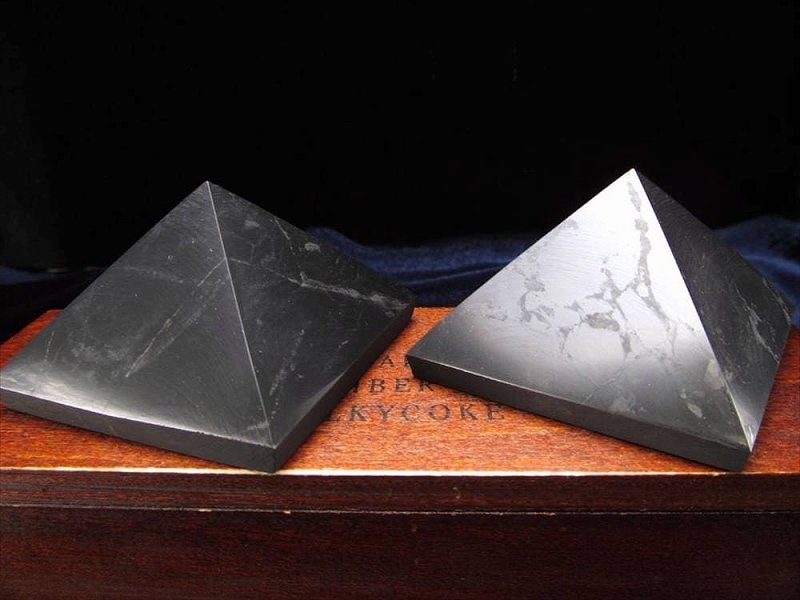 Mサイズ シュンガイトピラミッド置物 タイプB 幅約5cm×高さ約2.5-3cm 1個売り 地球上で唯一の天然フラーレンを含む希少鉱物 ギャランティカード付属