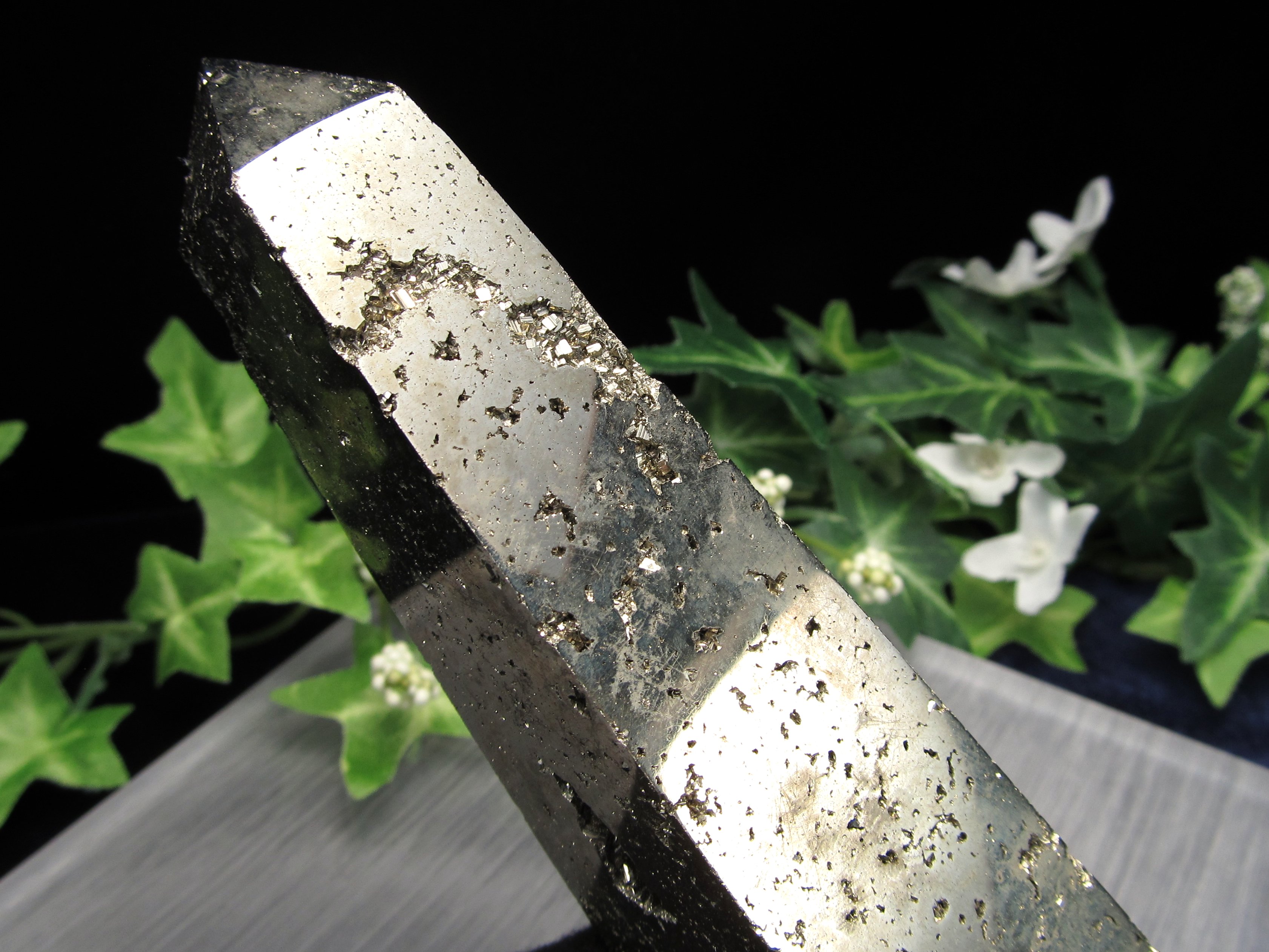 キラキラ光沢 パイライト 黄鉄鉱 オベリスク 重さ 393g ナチュラルタイプ 四角柱 金運上昇 仕事運 天然石 フールズゴールド 愚者の黄金 パワーストーン 天然石