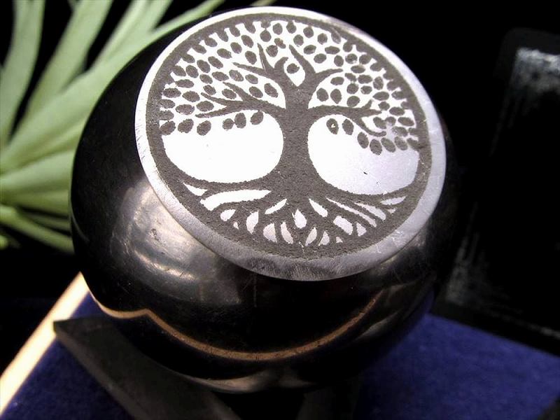 生命の樹 シュンガイト ツリーオブライフ デザイン丸玉 直径約50-52mm 1個売り 地球上で唯一の天然フラーレンを含む希少鉱物 ギャランティカード付属