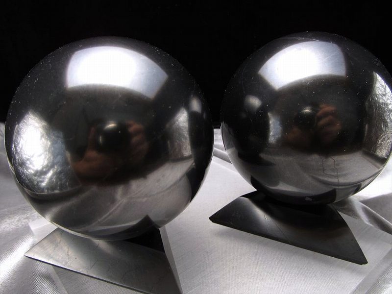 シュンガイト丸玉×シュンガイト台座 セット 直径約48mm-52mm 台座サイズ最大幅約5.5cm-6cm 1個売り 独特の艶黒光沢