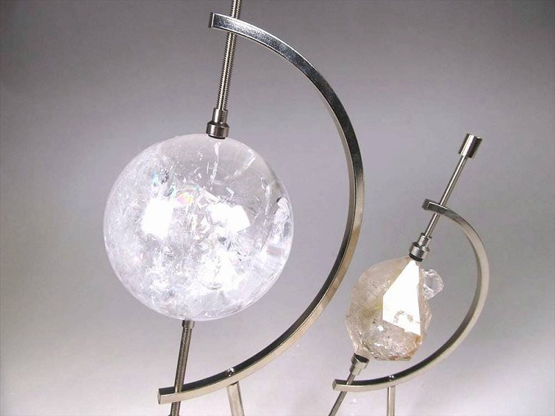 Sサイズ キャリパー型 メタルスタンド シルバーカラー 全体固定サイズ：高さ15cm 幅約7.5cm 底面台座サイズ：縦約3cm 横約4.8cm 可動範囲約0.95-7.7cm