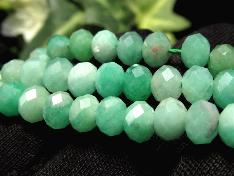 約6mm珠 エメラルド ボタンカット 一連 約37-39cm キラキラボタンカット 5月の誕生石 鮮やかなグリーン ネックレスなどに ザンビア産 rn-s