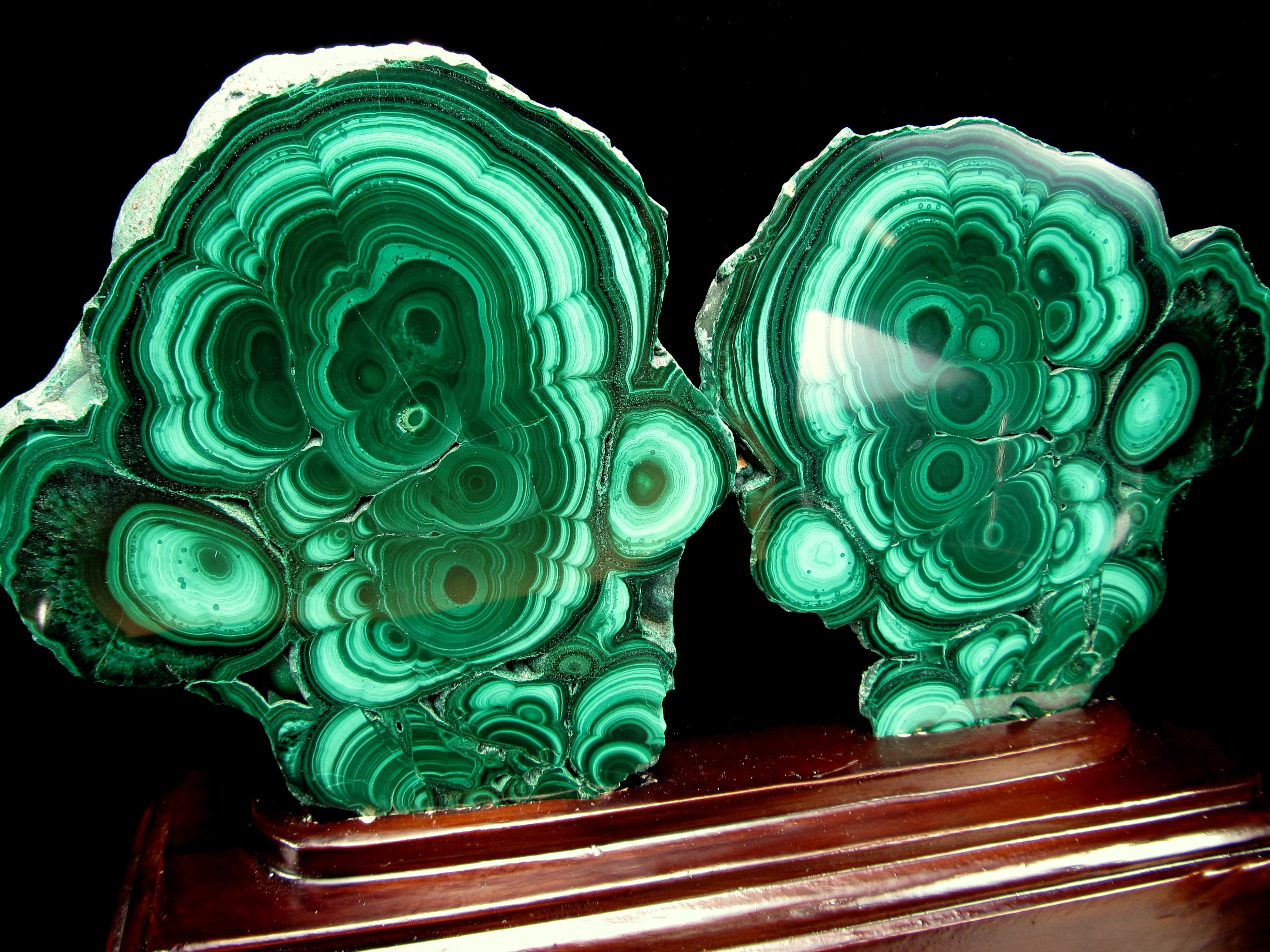 マラカイト ツイン ポリッシュ 原石 台座付き 幅約226mm 重さ約1353g 美麗繊細模様 深みのあるグリーン 魔除け 肉体と精神を癒す石 一点物 コンゴ産 ok-