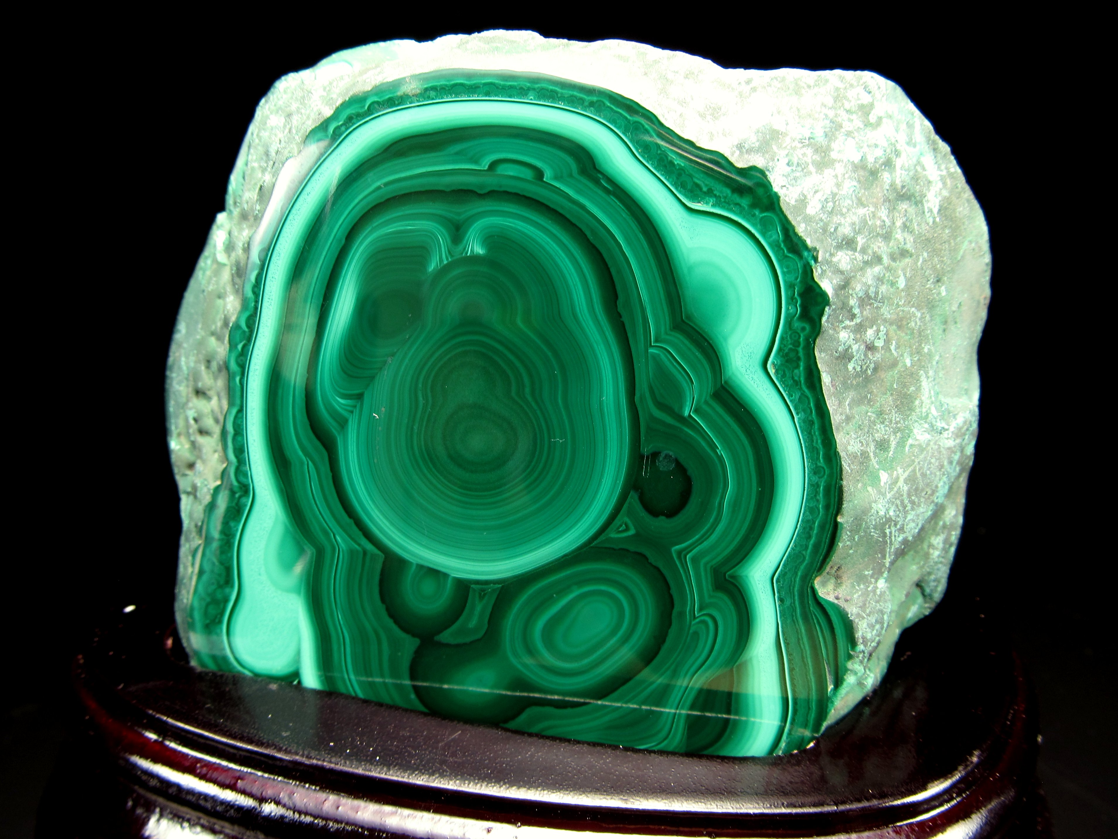 マラカイト ハーフポリッシュ原石 専用木製台座付き 高さ約114mm 重さ約993g 美麗繊細天眼模様 深みのあるグリーン 魔除け 肉体と精神を癒す石 一点物