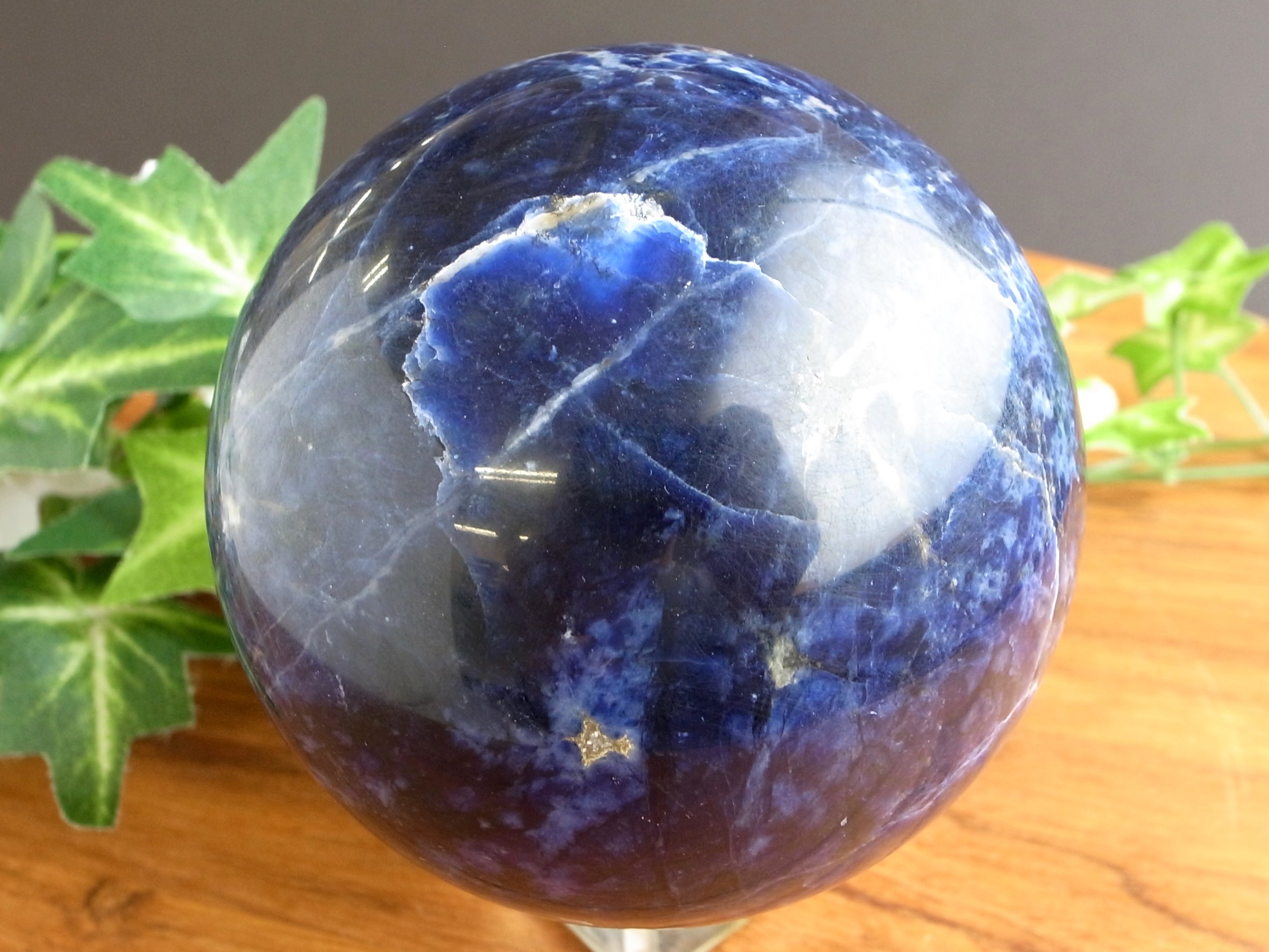 宇宙を包み込んだ深遠なブルー ソーダライト 丸玉 台座付 直径74mm 重さ495g 極上濃色ディープブルー 夢や目標のサポートをする石 方曹達石 一点物