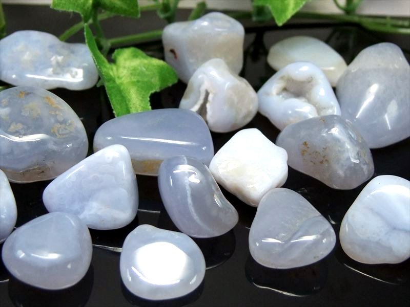 澄んだ海のようなブルー ブルーカルセドニー 不定形タンブル 詰合せ 一袋約100g 約20-25個入り ぷるつや透明感あり つやつやタンブル 南アフリカ産