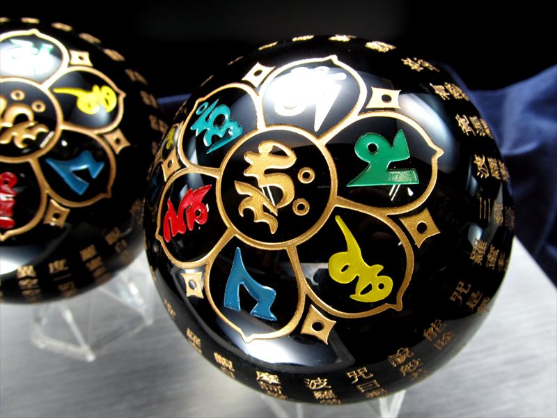 中サイズ オブシディアン六字真言彫り丸玉 サイズ約75mm-80mm 重さ600g前後 黒曜石使用 梵字&般若心経彫り パワーストーン 天然石