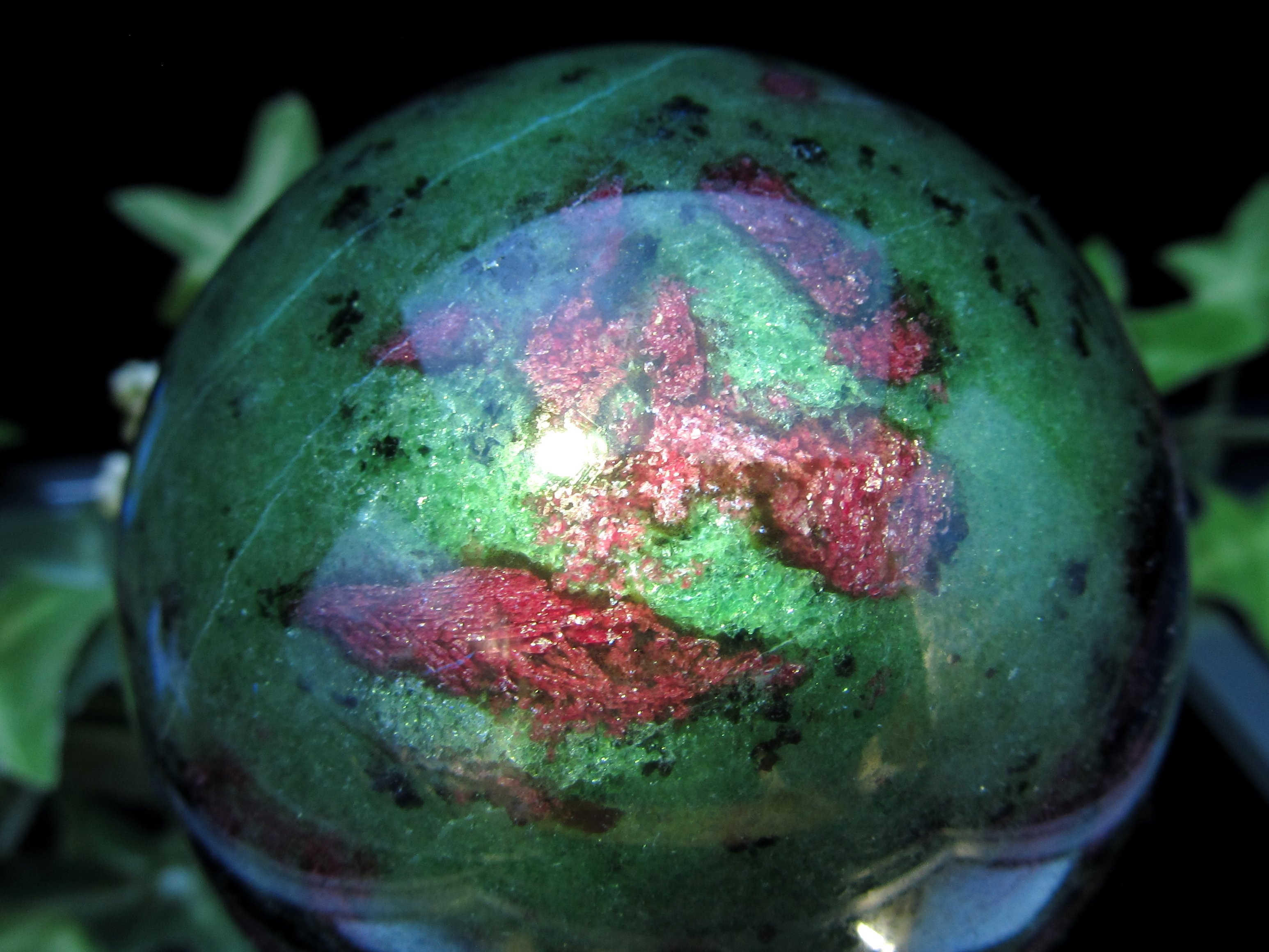 UVライトで蛍光 ルビーインゾイサイト アニョライト 丸玉 台座付 直径 69mm 重さ 542g 恋愛成就と積極性を引き出す石 スイカのような色合い スフィア 一点物