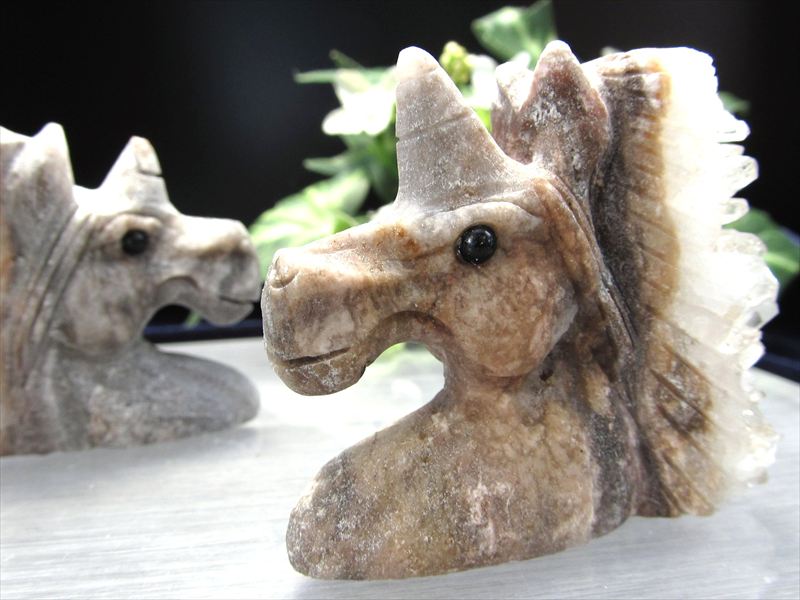 手乗りサイズ メノウ 瑪瑙 ユニコーン 彫刻置物 幅約50mm-70mm前後 重さ約40g-70g前後 一角獣 人間関係の修復 強力な邪気払い、魔除けの石