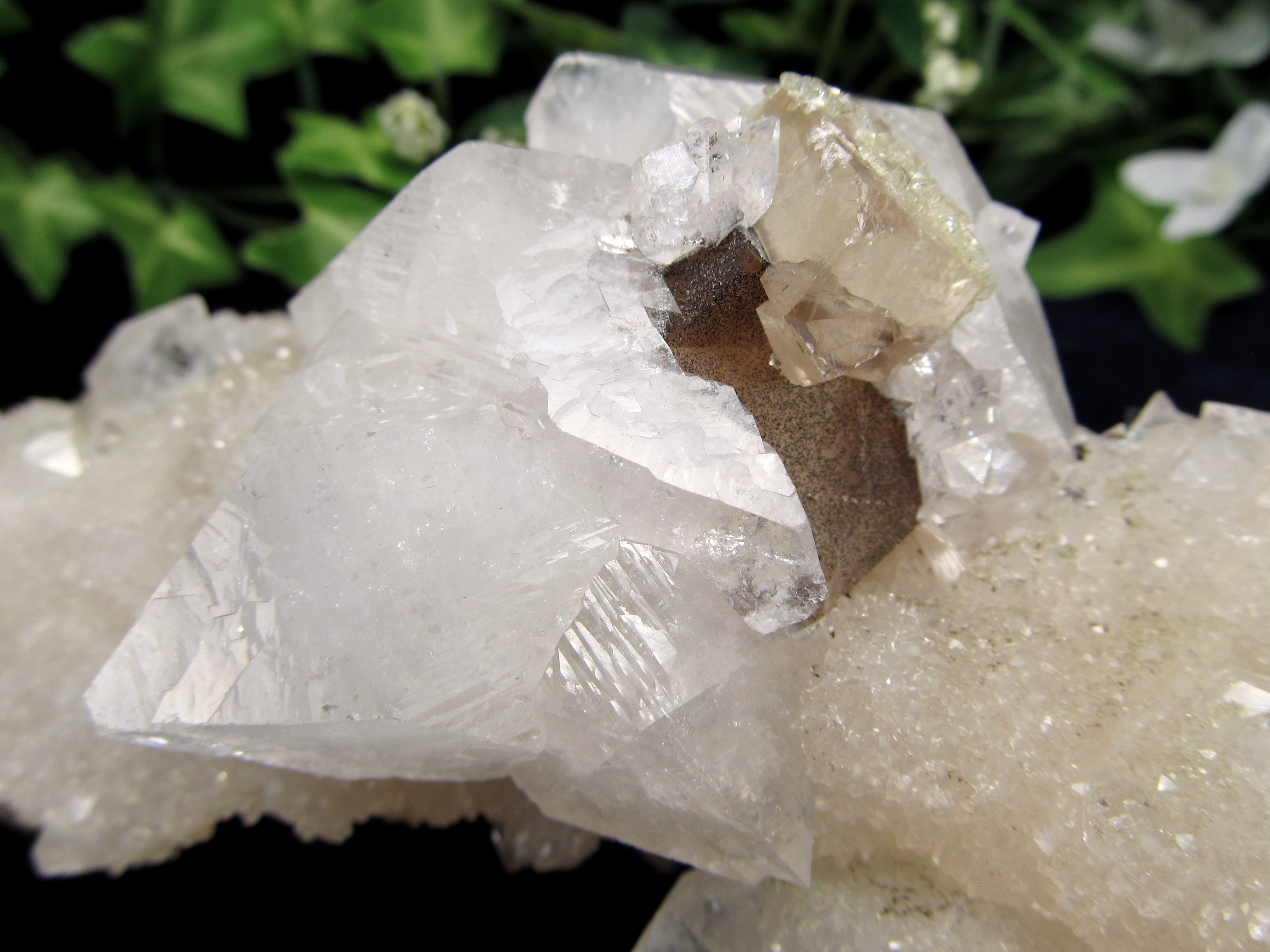 魅惑のアジャンタ アポフィライト 魚眼石 クラスター原石 最大幅約175mm 重さ約754g 第三の目を開く 強力な浄化の石 ゼオライトグループの結晶鉱物