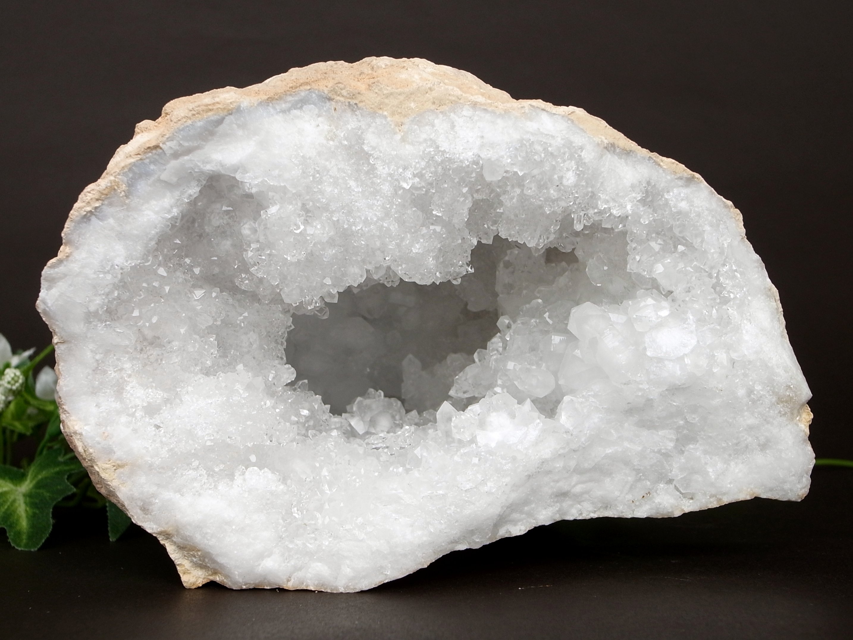 空間たっぷり 特大サイズ 自然の神秘 モロッコ産ジオード 晶洞 水晶原石 ハーフ 約1717g 完全浄化に 極上キラキラ水晶 クォーツ 天然石などの浄化に