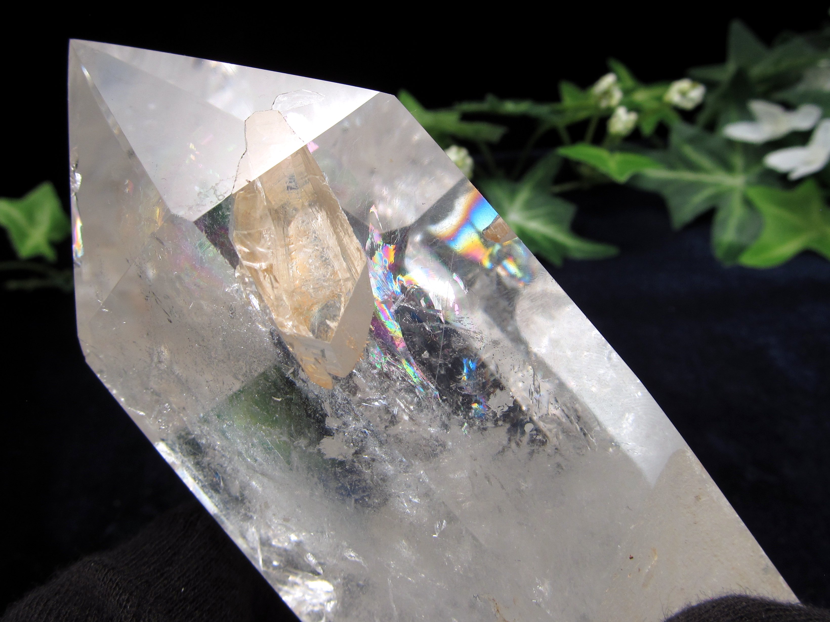 貫入水晶・虹入り 透明水晶 ポイント 専用木製台座付 高さ144mm 重さ588g 極上超透明 浄化 インテリア 一点もの ブラジル産