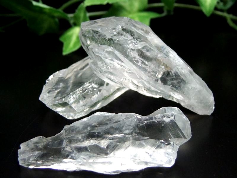 ホワイトアメジスト 単結晶 ポイント 原石 重さ約15g-20g 1個売り ダガー系も 透明度抜群 クリアホワイト 大人気浄化アイテム 空間の浄化など 愛の守護石