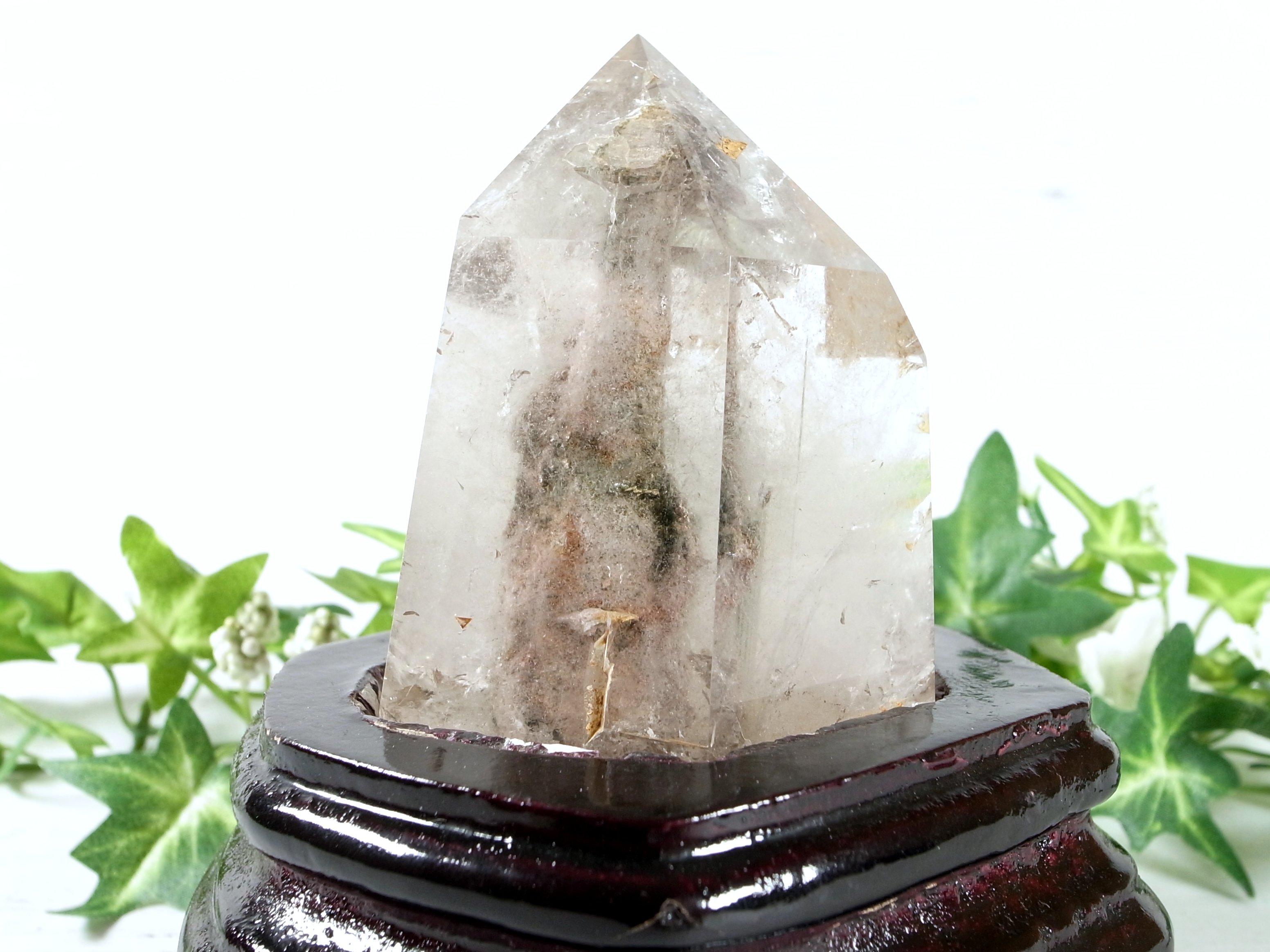 店頭展示中 5A 貫入水晶 龍神ガーデンクォーツ ポリッシュ ポイント置物 専用木製台座付き 高さ約116mm 重さ473g ダークカラー 龍神が住んでいるとされる庭園