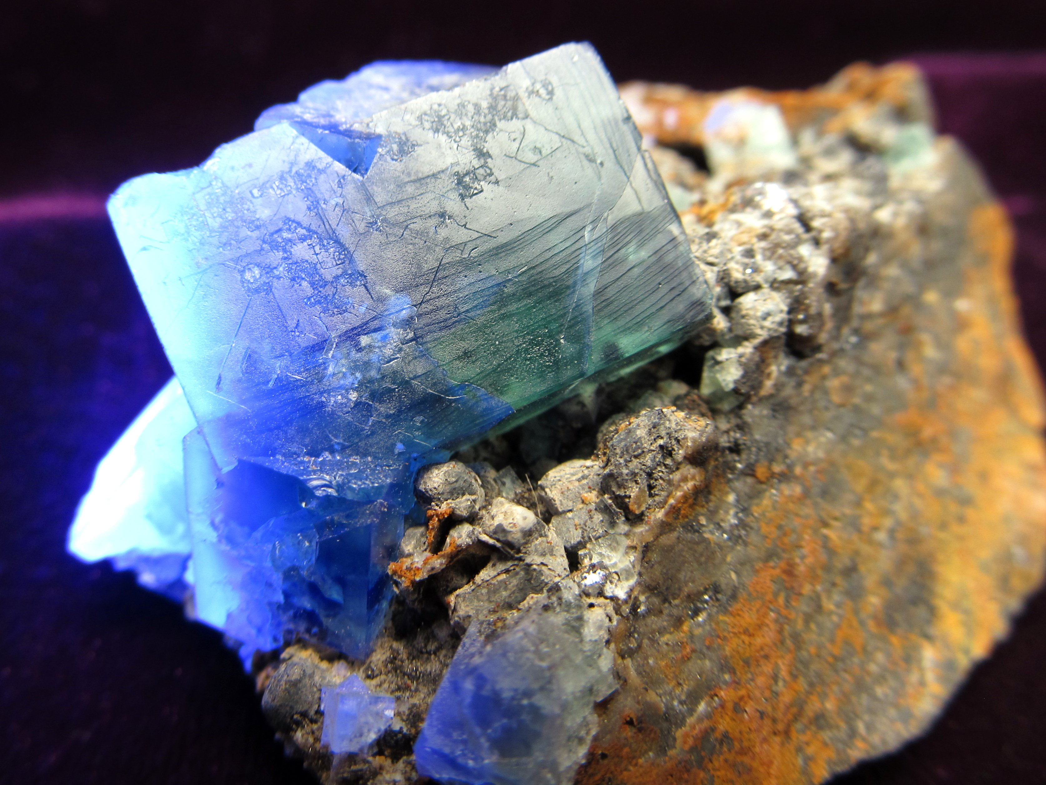 蛍光 フローライト 結晶 原石 重さ75g 最大幅約61mm 魅惑の逸品 神秘的美しさの結晶群 透明感抜群 強蛍光蛍石 限定1点物 イングランド・ダイアナマリア Diana