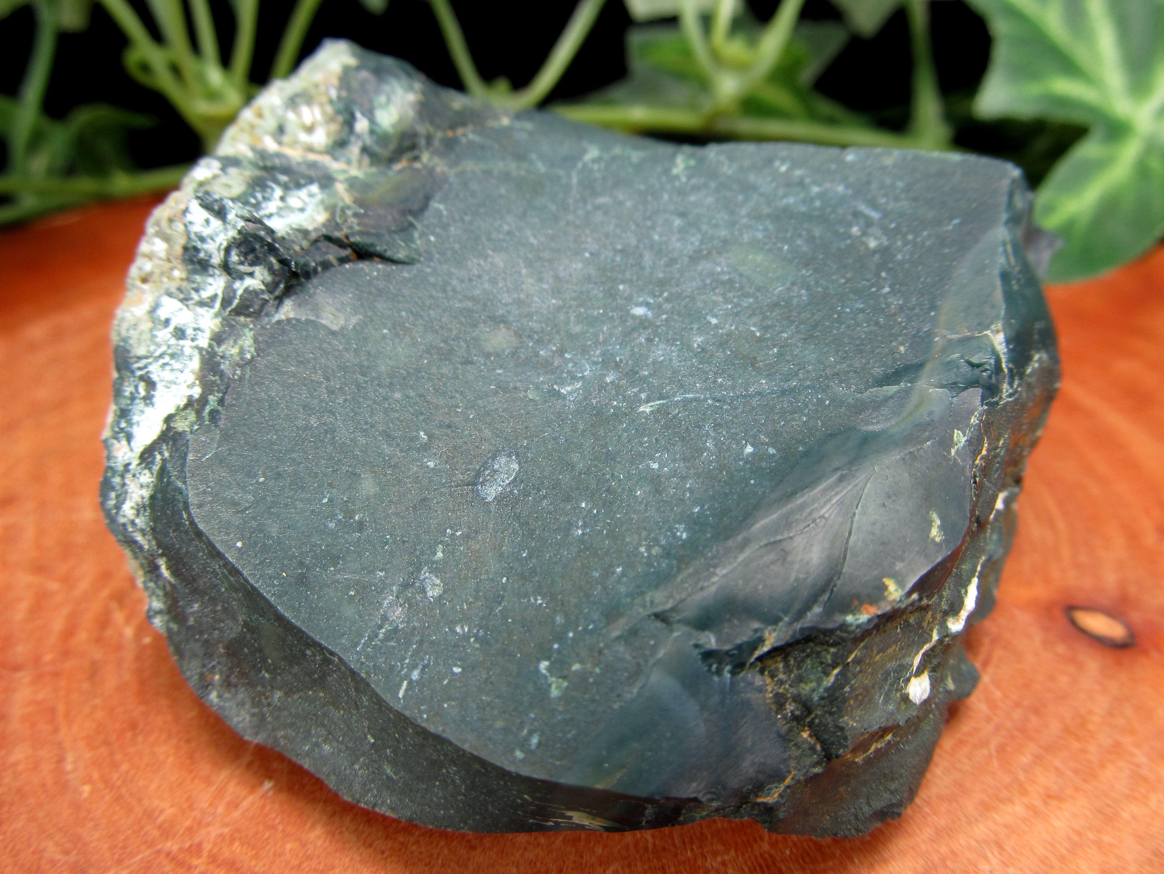 高品質 濃い緑 出雲石 碧玉 原石 深緑タイプ 112g 幅65mm 大地のパワーを感じる石 ジャスパー 碧玉 島根県 松江市 玉湯町 玉造 花仙山 産