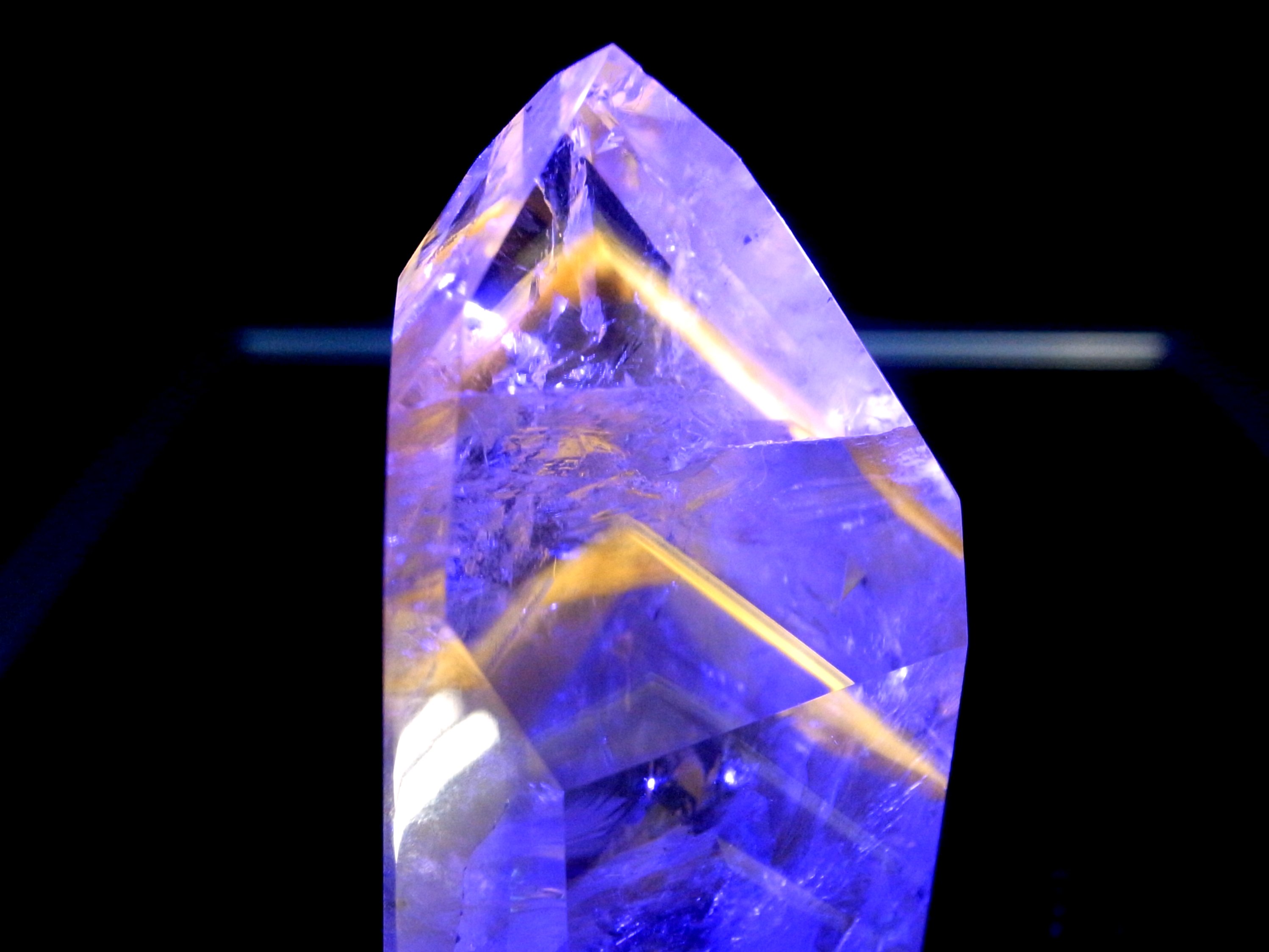 ブラックライトで蛍光 パウエライト ファントム アメジスト ポリッシュ ポイント 置物 高さ約63mm 重さ約77g 虹入り ポリッシュ ファントム 紫水晶