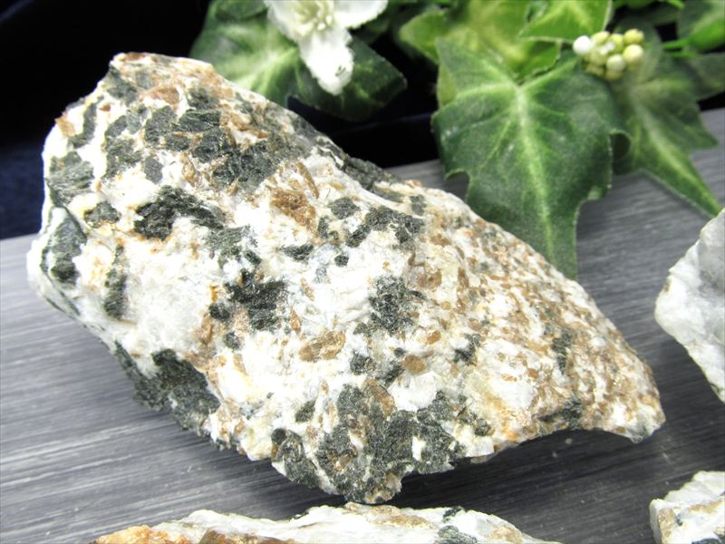 希少 国産原石 スフェーン チタン石 原石 1個売り 重さ約85g-110g くさび石 チタナイト 共生鉱物 ナチュラル感たっぷり ラフ原石 岐阜県飛騨市神岡町 吉ケ原産